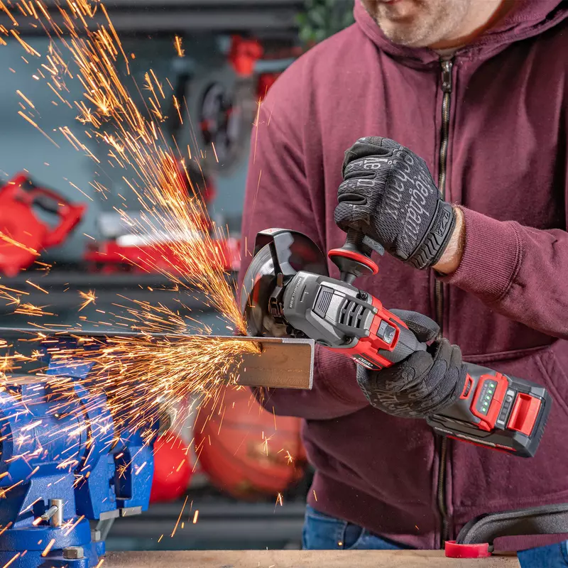 ozito-cordless-angle-grinder-3001203-example_usage-104