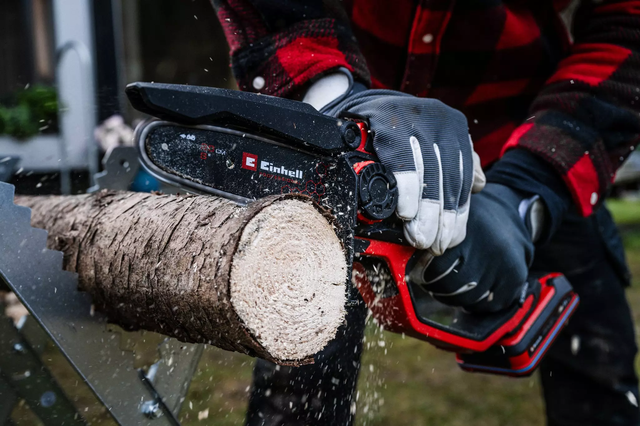 einhell-professional-cordless-pruning-chain-saw-4326743-example_usage-001