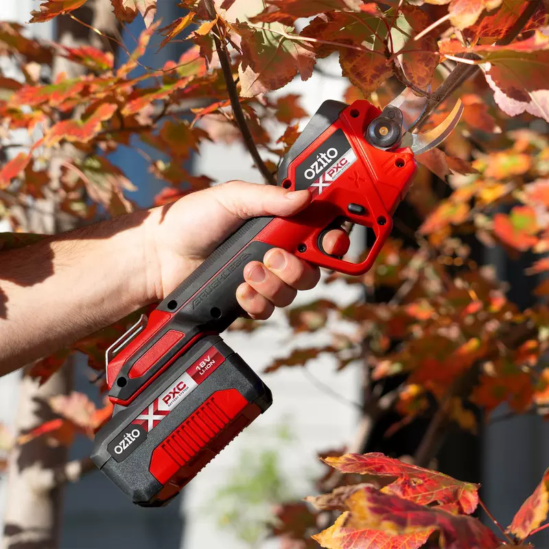 ozito-cordless-pruning-shears-3001192-example_usage-102