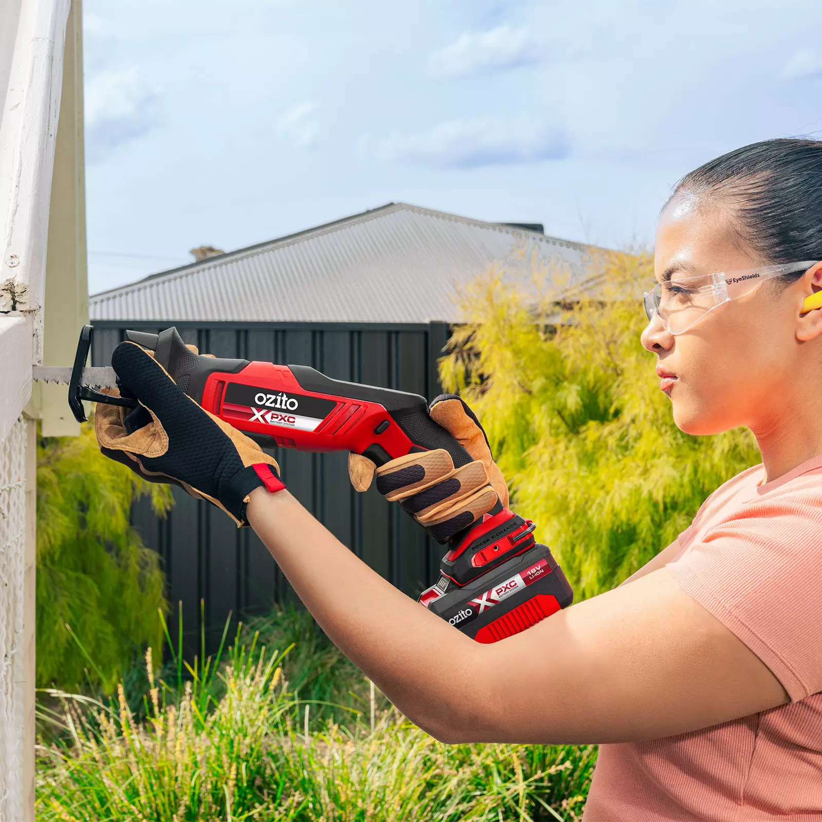 ozito-cordless-all-purpose-saw-3001270-example_usage-103