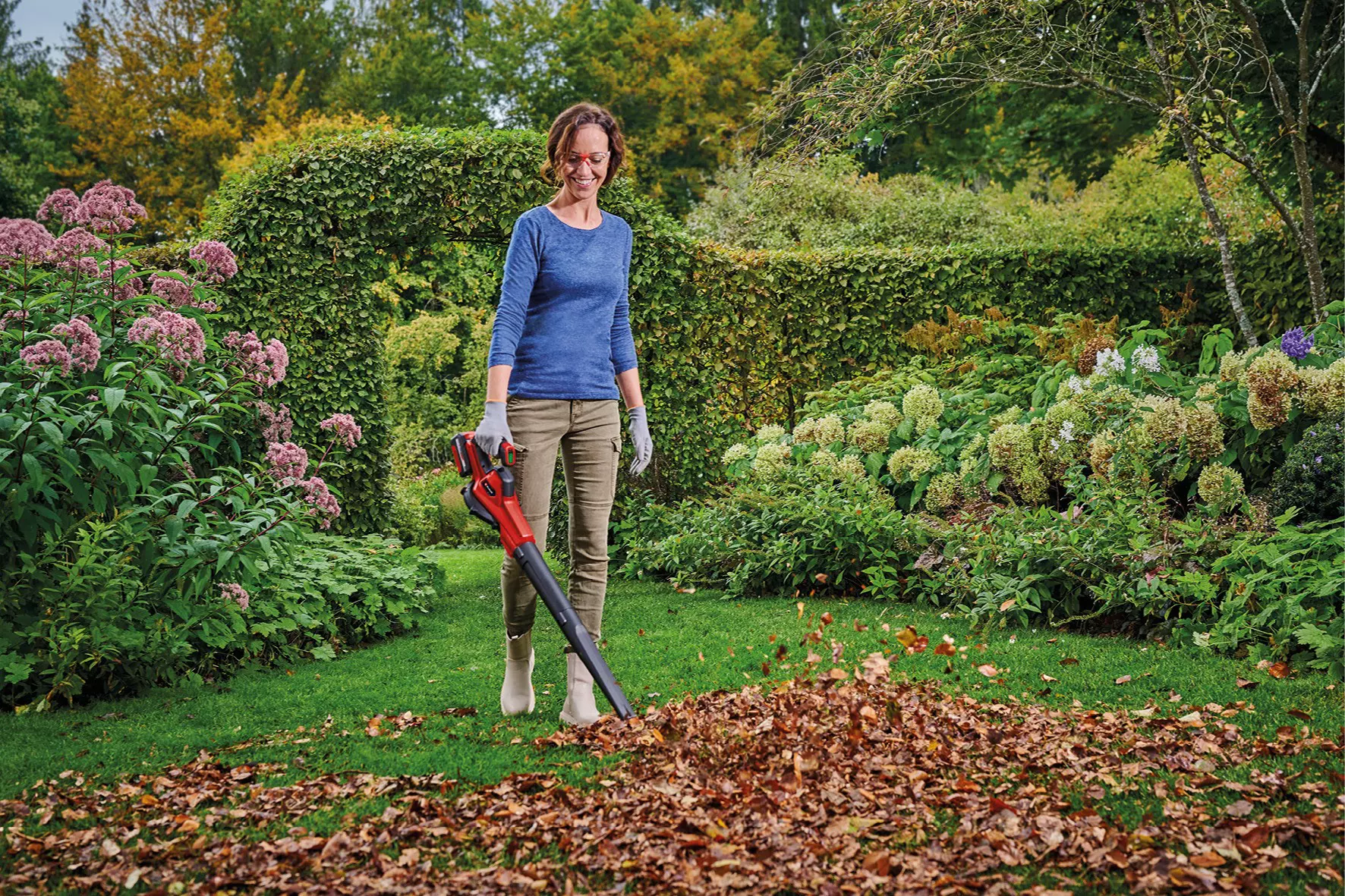 einhell-expert-cordless-leaf-blower-3433551-example_usage-001