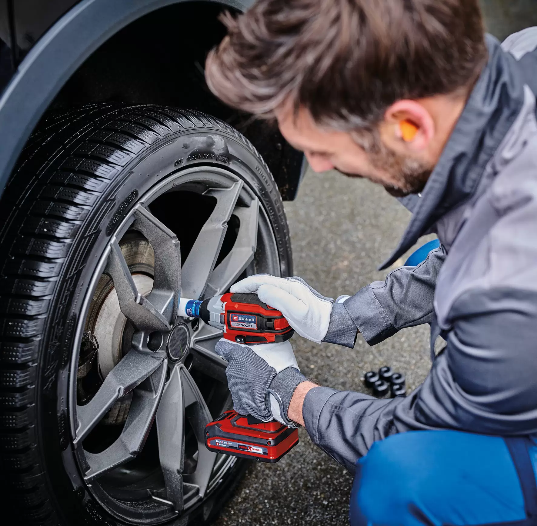 einhell-professional-cordless-impact-wrench-4510081-example_usage-001