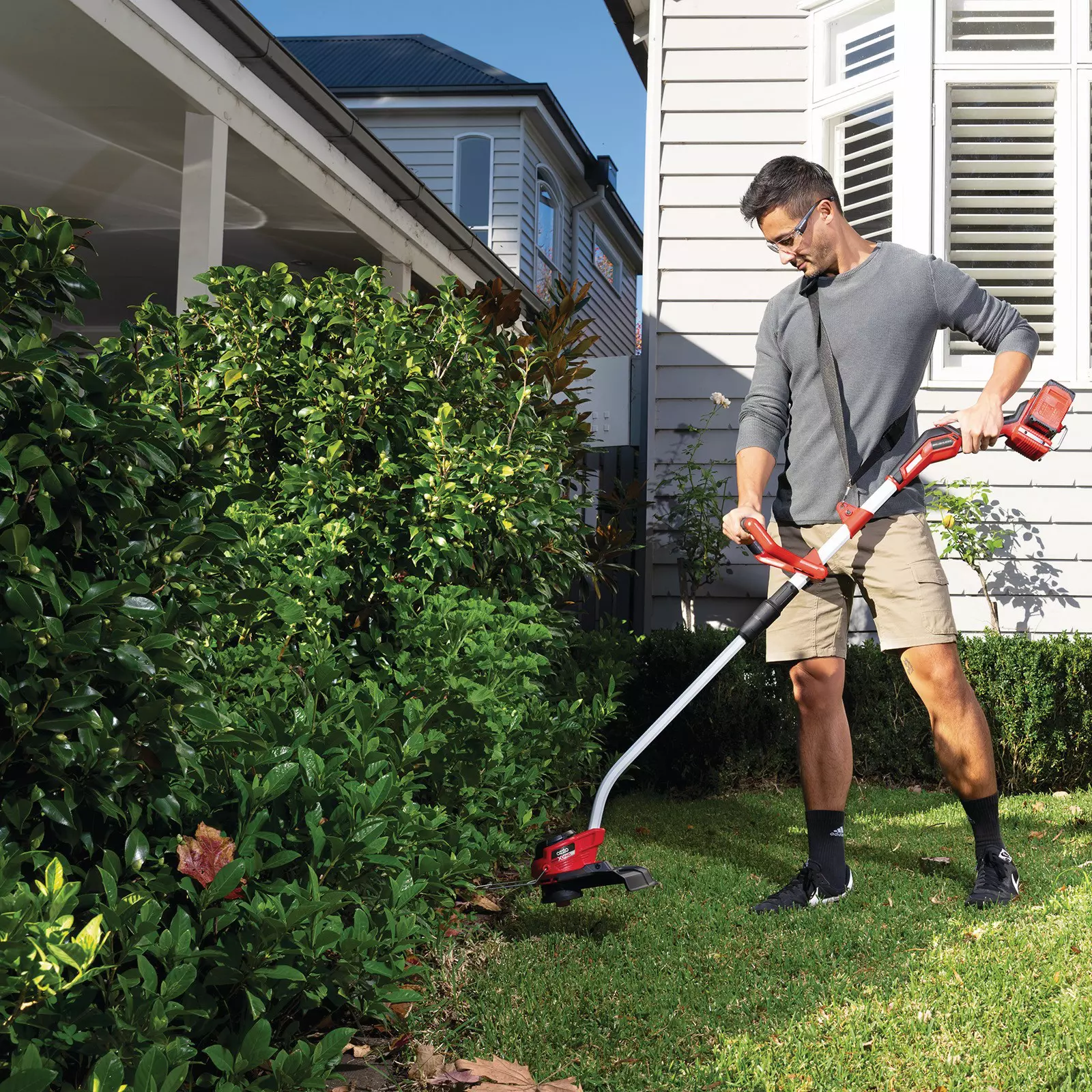 ozito-cordless-lawn-trimmer-3001366-example_usage-104