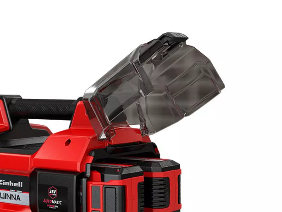 Geöffnete Akku-Abdeckung an der Einhell Akku-Gartenpumpe AQUINNA 36/38 F LED mit sichtbaren Steckplätzen für zwei Akkus.