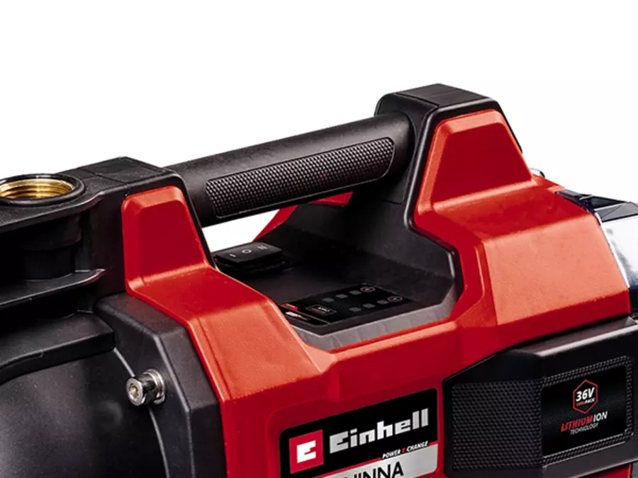 Oberseite der Einhell Akku-Gartenpumpe AQUINNA 36/38 F LED mit schwarzem Tragegriff über dem roten Gehäuse.