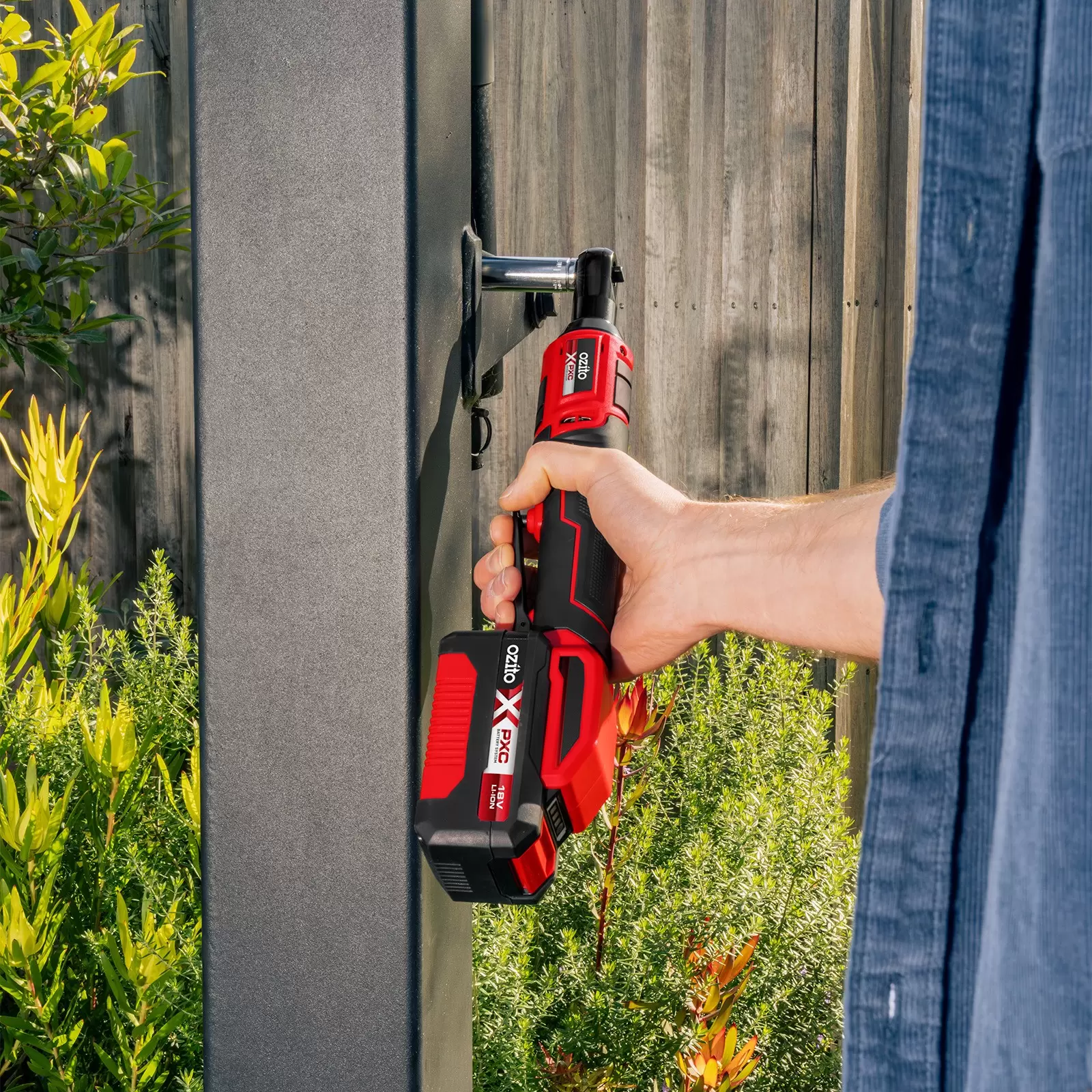 ozito-cordless-ratchet-wrench-3001441-example_usage-102