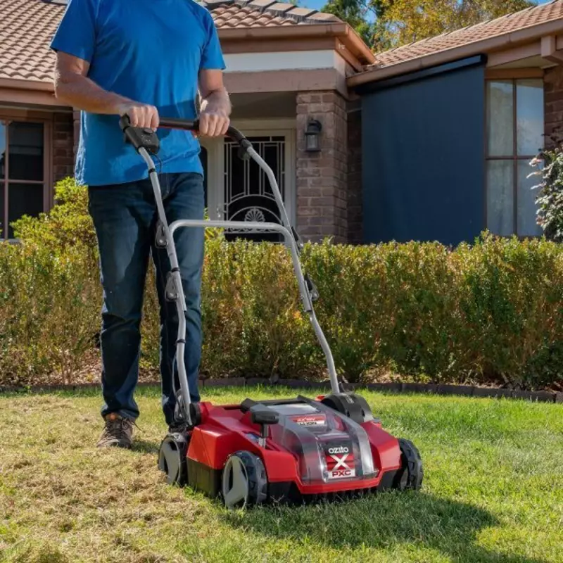 ozito-cordless-scarifier-aerator-3000932-example_usage-101