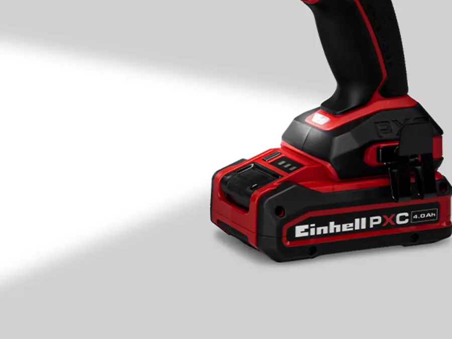 Der Einhell Professional Akku-Bohrschrauber TP-CD 18/70-C Li BL – Solo mit eingeschaltetem LED-Licht unterhalb des Bohrfutters.