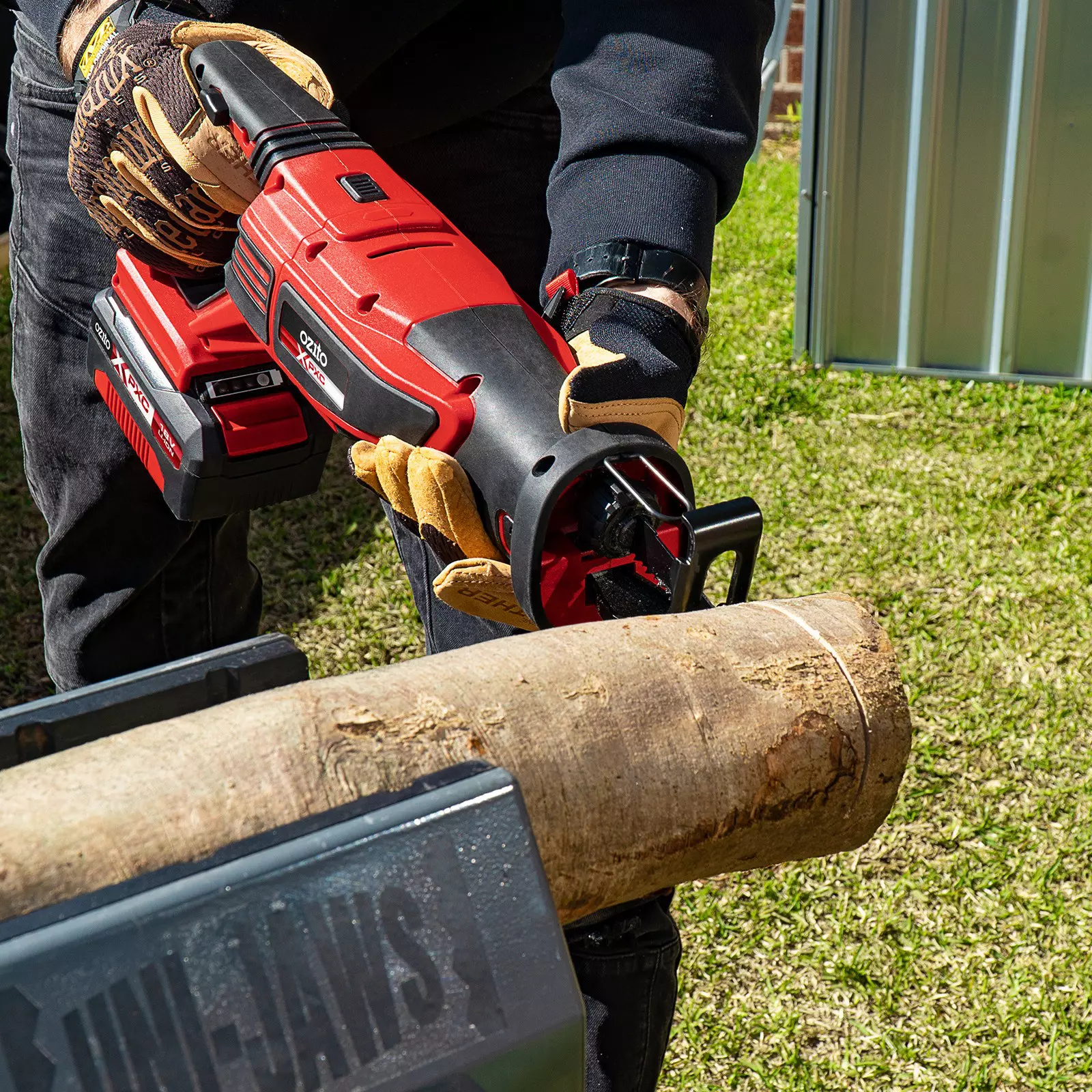 ozito-cordless-all-purpose-saw-3001205-example_usage-101