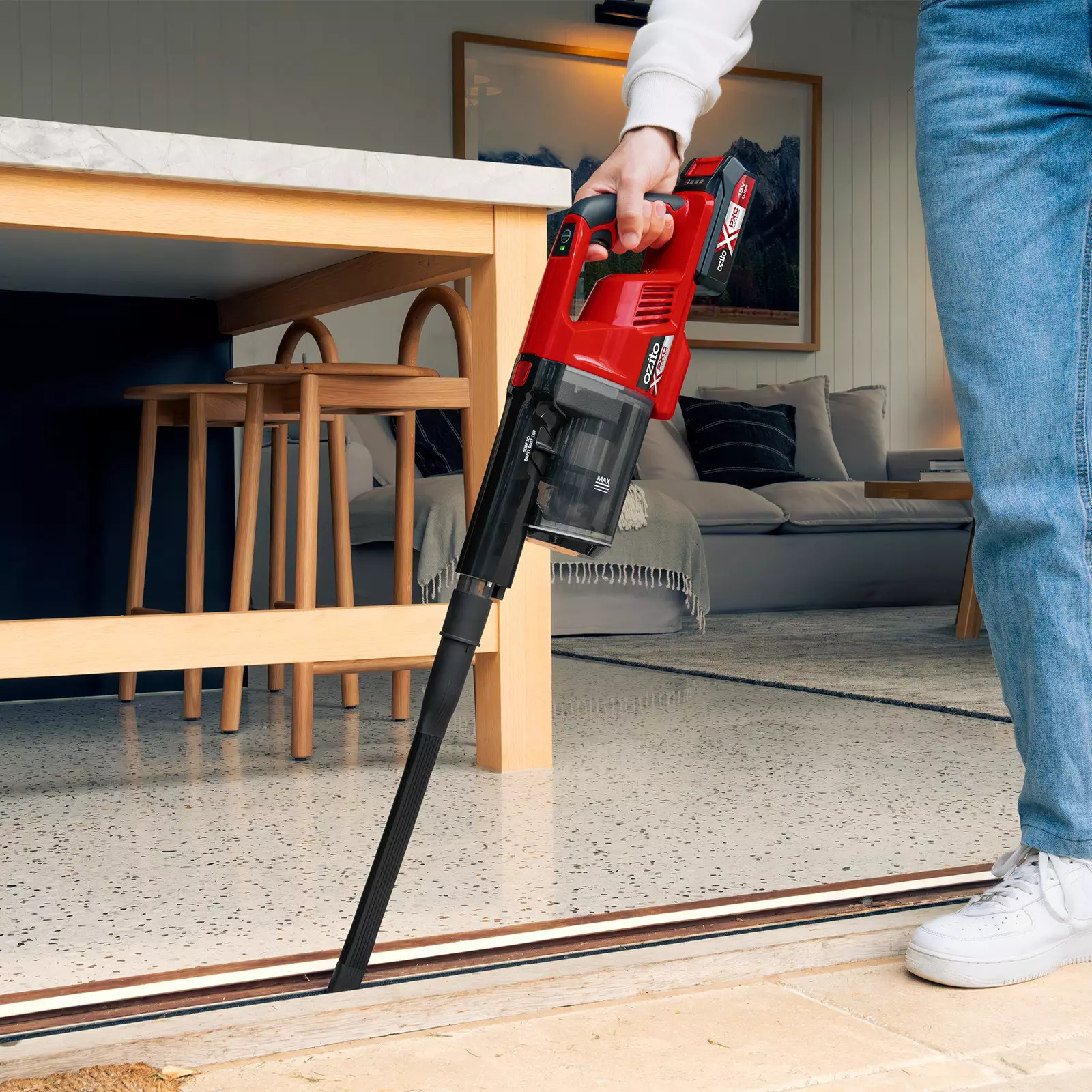 ozito-cordlhandstick-vacuum-cleaner-3001268-example_usage-102