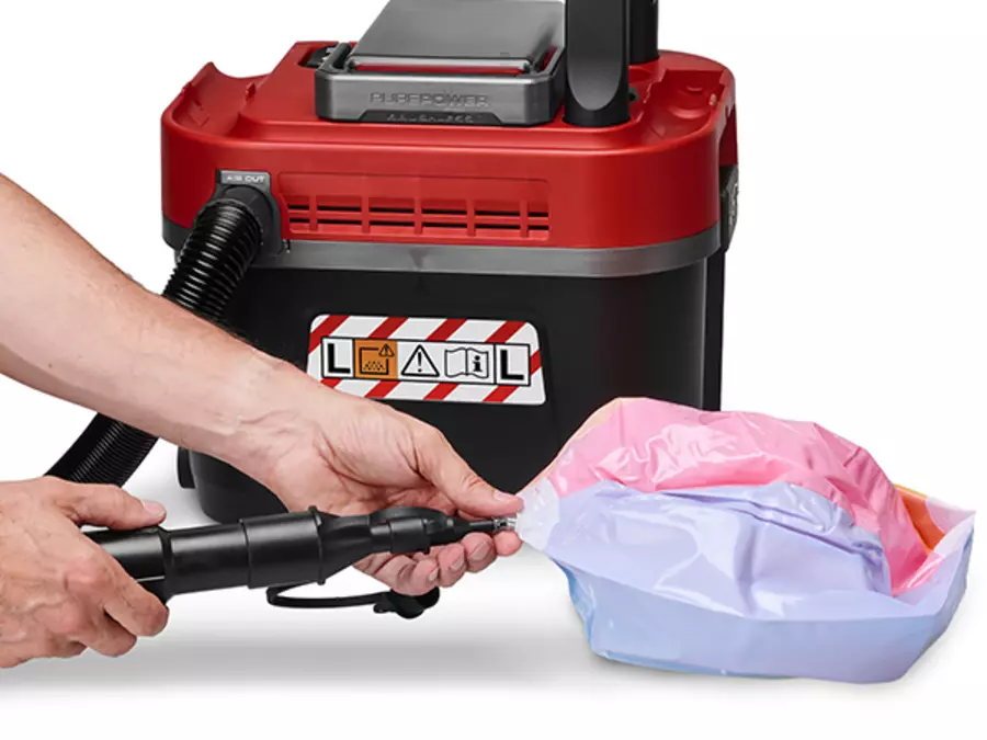 The blow connection of the Einhell Cordless Wet/Dry Vacuum Cleaner TP-VC 18/10 Li BL L-Solo with inserted blow adapter and colored plastic bag.
