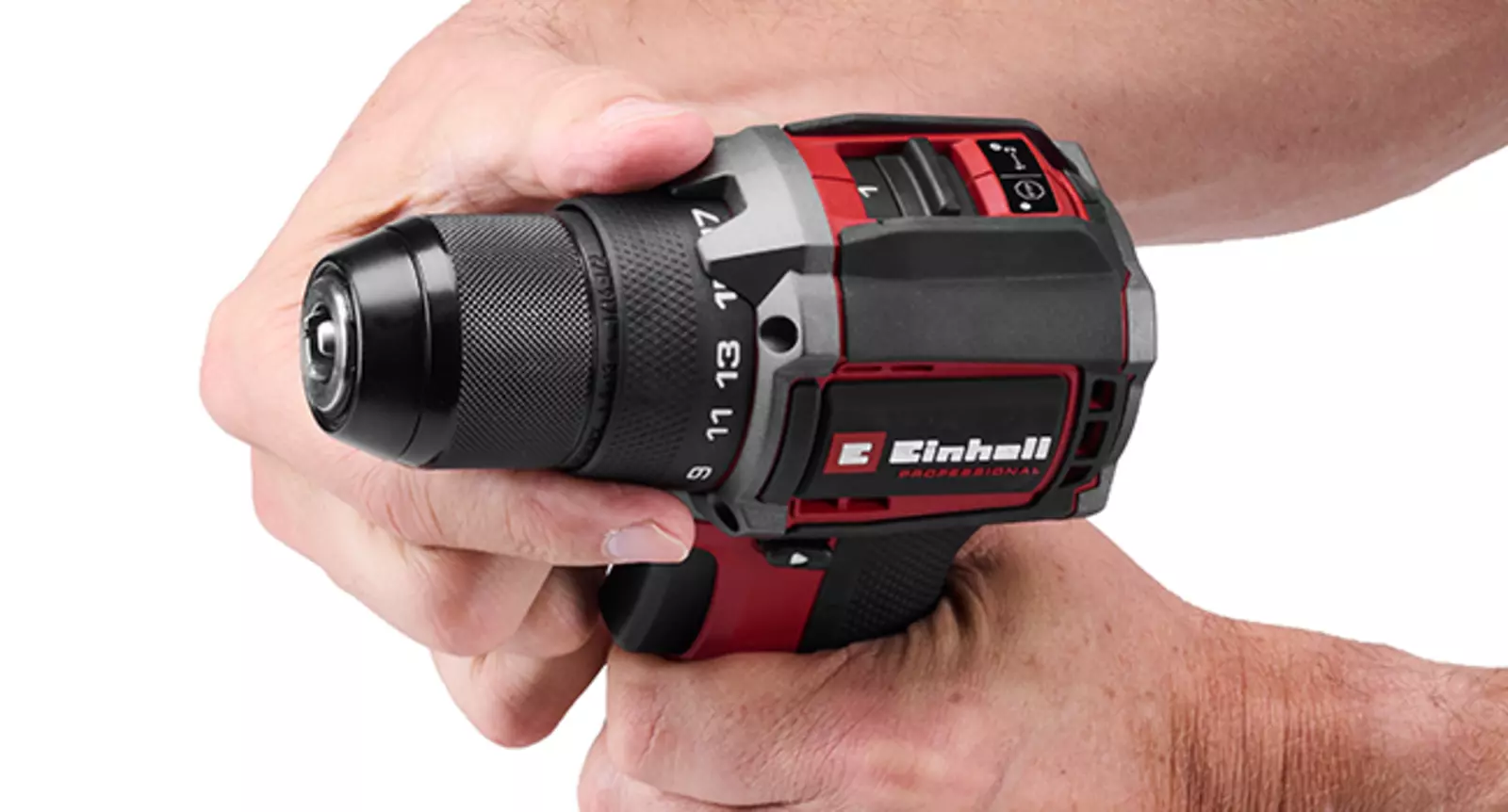 Der Einhell Akku-Bohrschrauber TP-CD 18/50-C Li BL wird mit beiden Händen gehalten; Fokus auf die einstellbaren Drehmoment-Stufen.