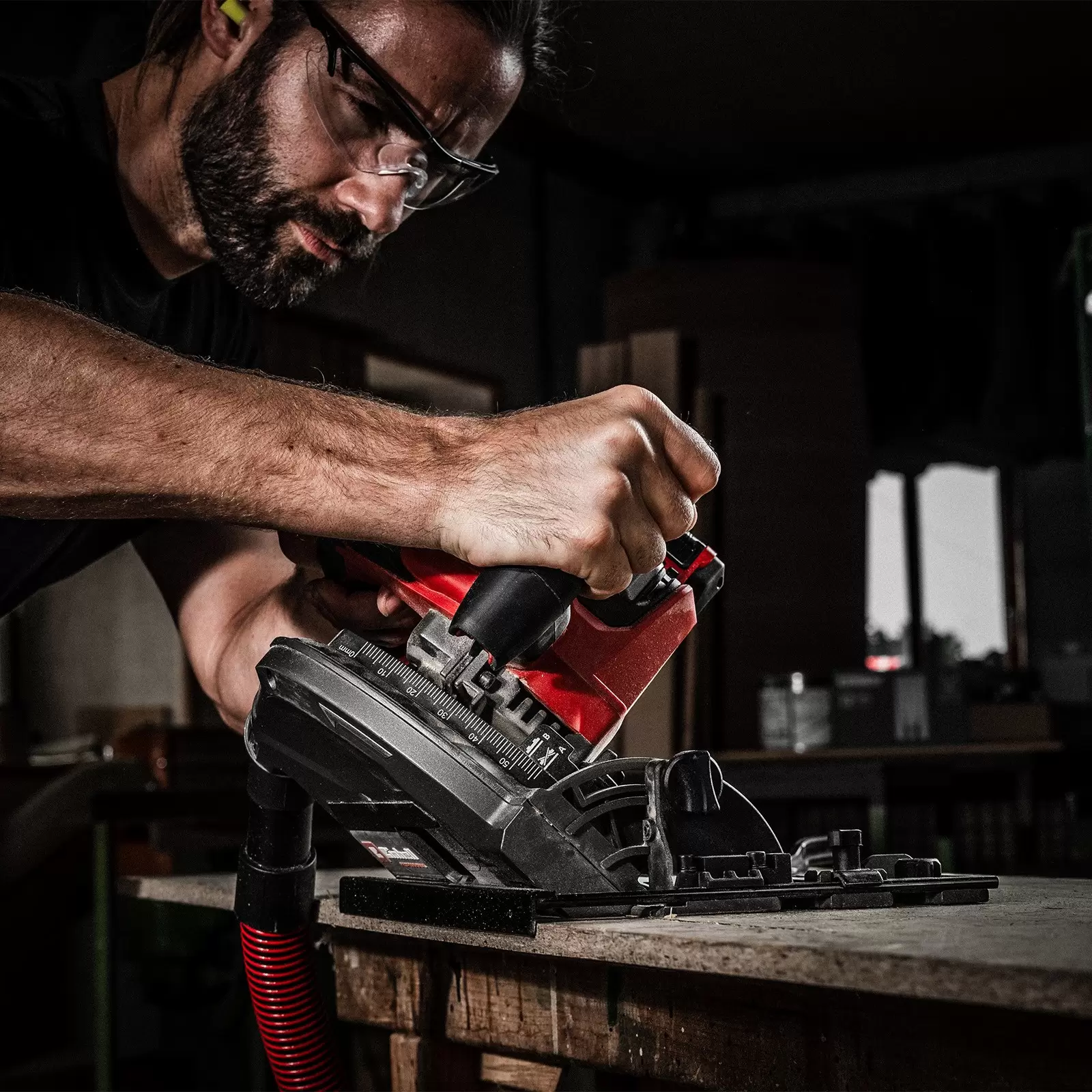 einhell-professional-cordless-plunge-cut-saw-3001416-example_usage-001