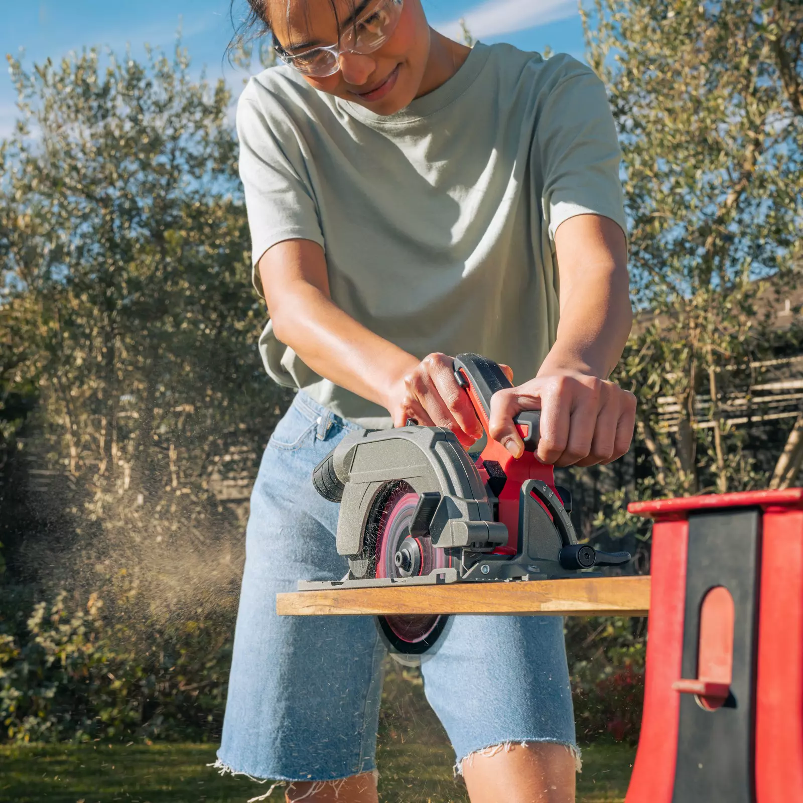 ozito-cordless-circular-saw-3001068-example_usage-101