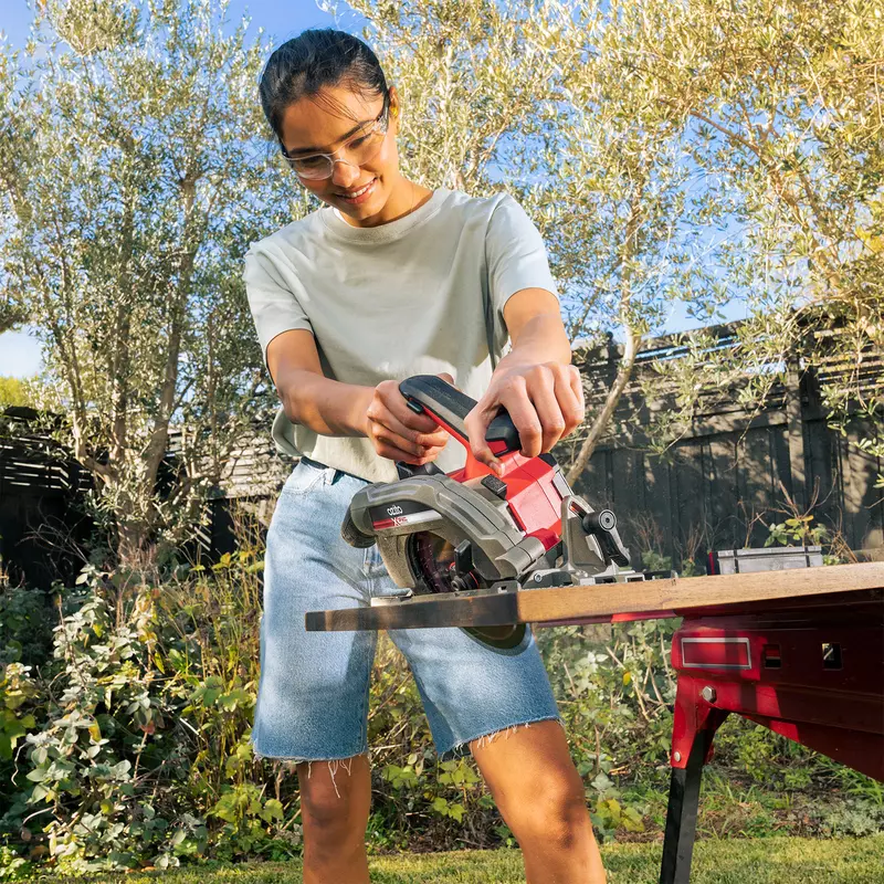 ozito-cordless-circular-saw-3001068-example_usage-101