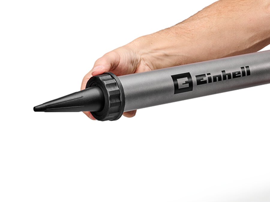 The Einhell cordless cartridge gun TE-SG 18/600 B Li – Solo shown when changing the nozzle with one hand.