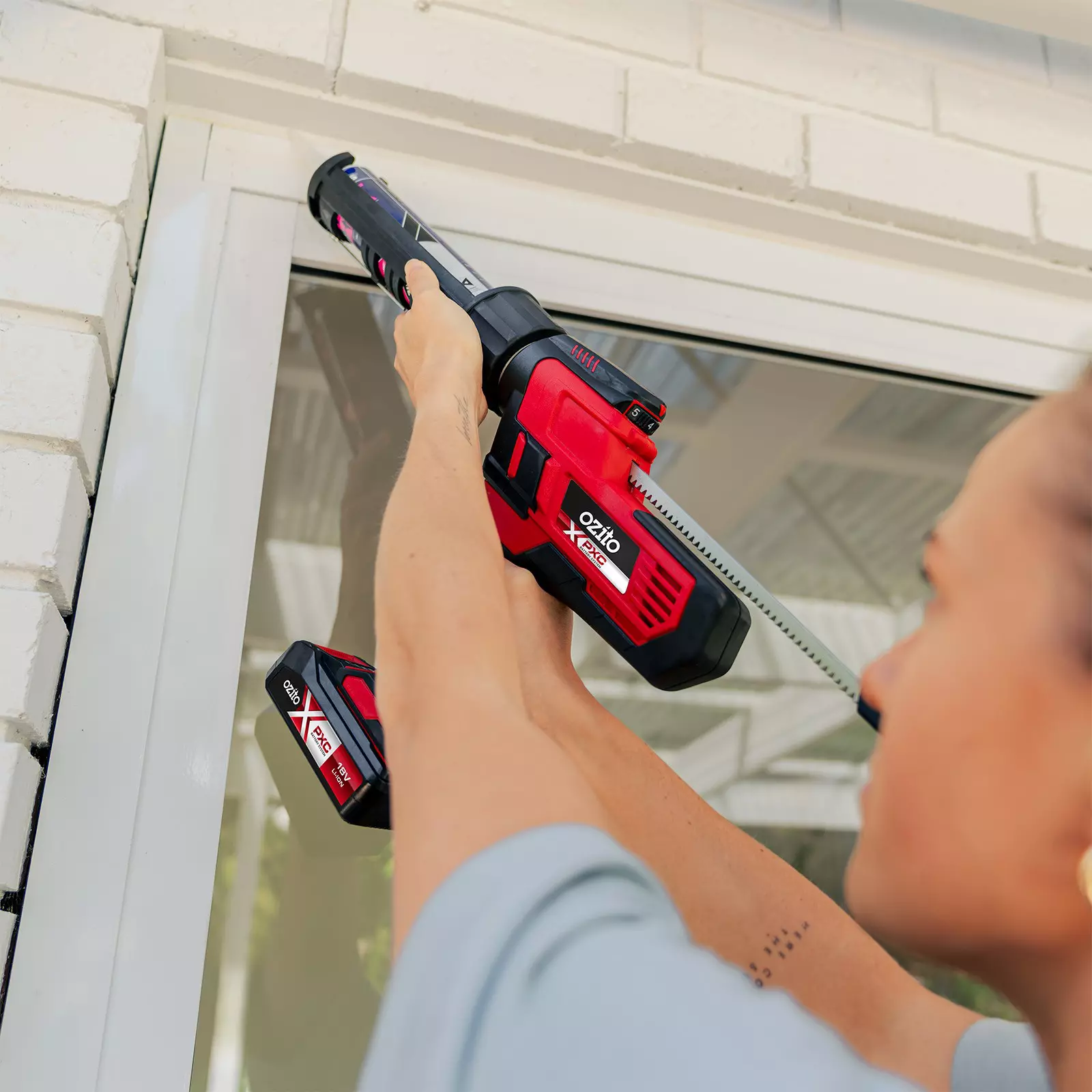 ozito-cordless-sealing-gun-3001285-example_usage-101