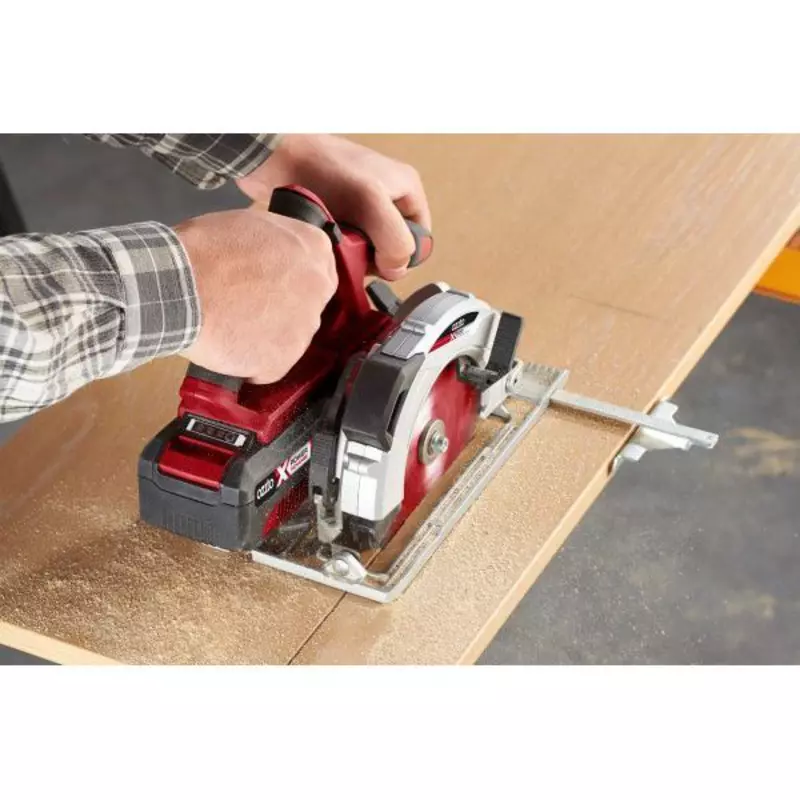 ozito-cordless-circular-saw-4331201-example_usage-106