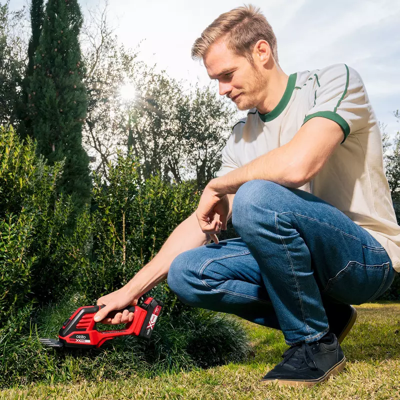 ozito-cordless-grass-and-bush-shear-3001250-example_usage-101