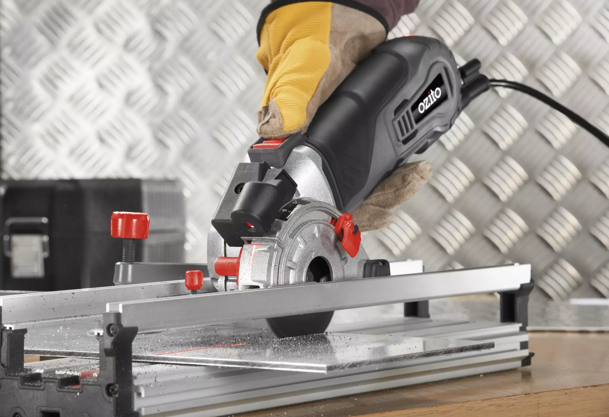 ozito-mini-circular-saw-4330882-example_usage-105