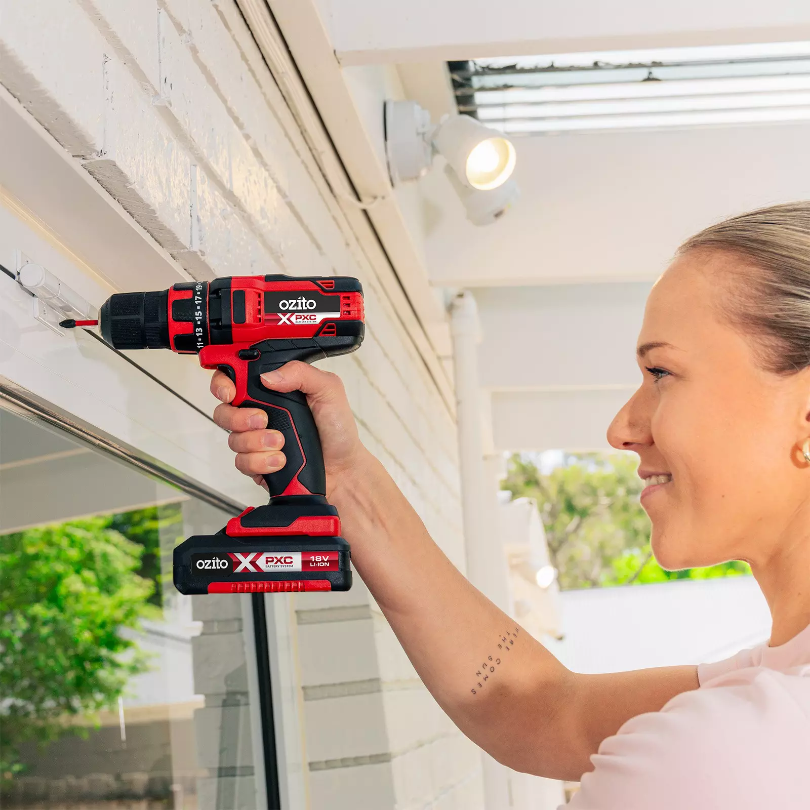 ozito-cordless-drill-kit-3000233-example_usage-101