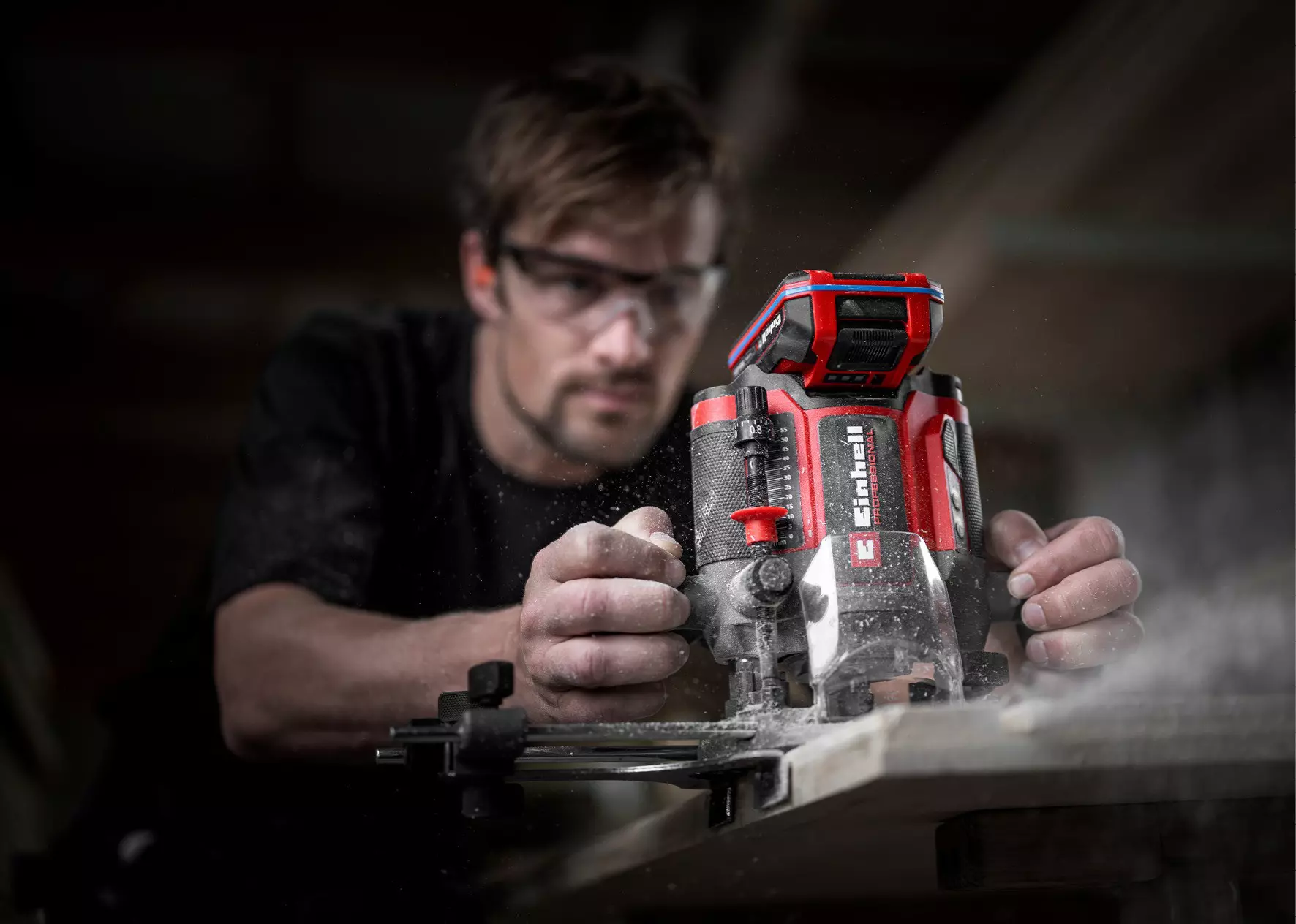 einhell-professional-cordless-router-4350425-example_usage-001