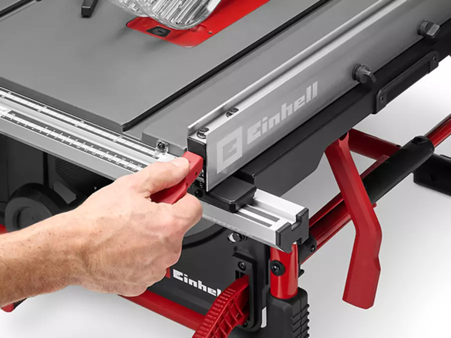 The parallel stop of the Einhell table saw TE-TS 10 T is precisely adjusted on the table.