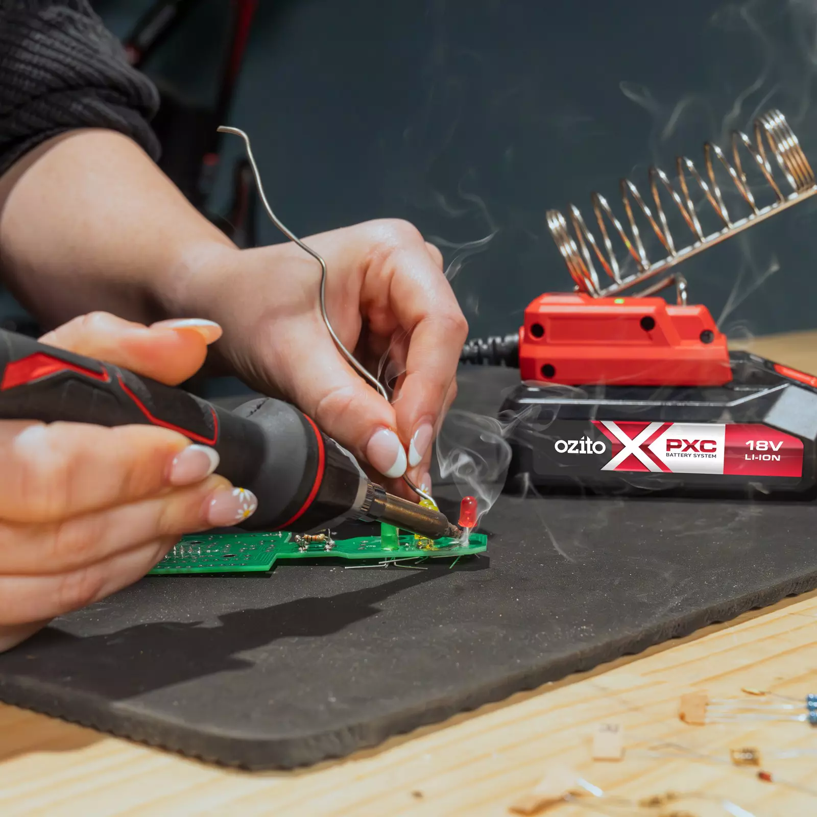 ozito-cordless-soldering-iron-3001114-example_usage-102