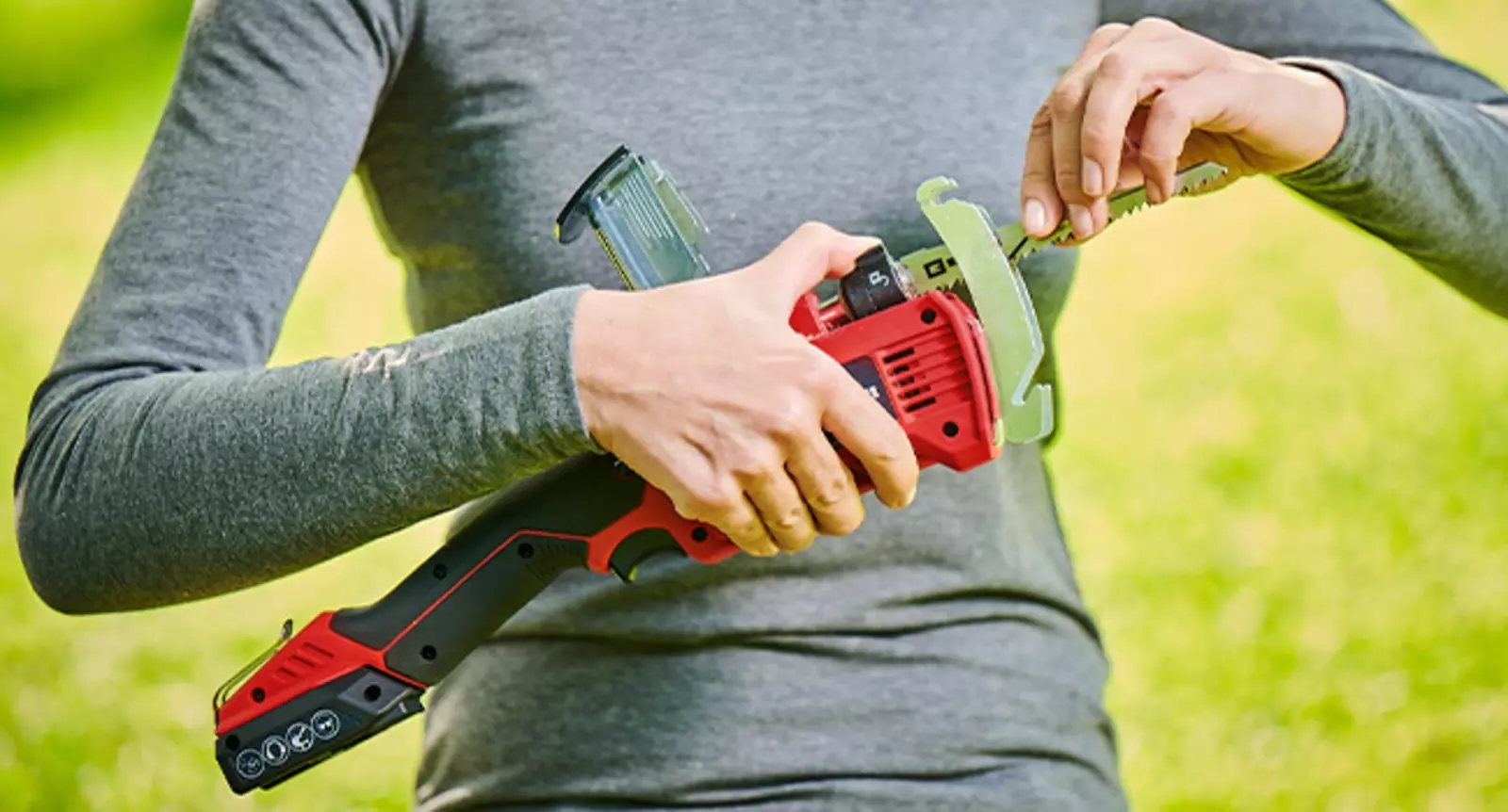 Tool-free-saw-blade-changing