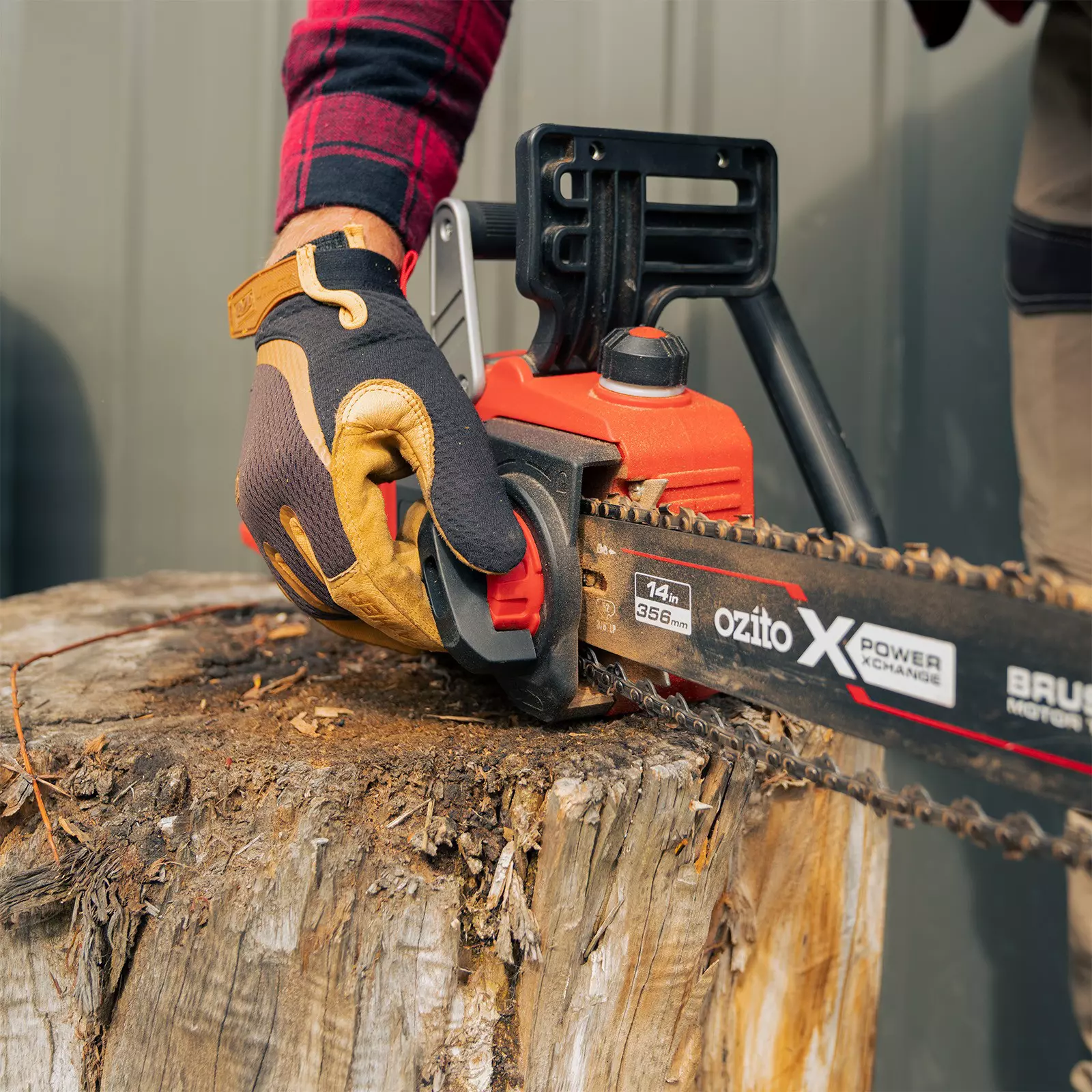 ozito-cordless-chain-saw-3001365-example_usage-102