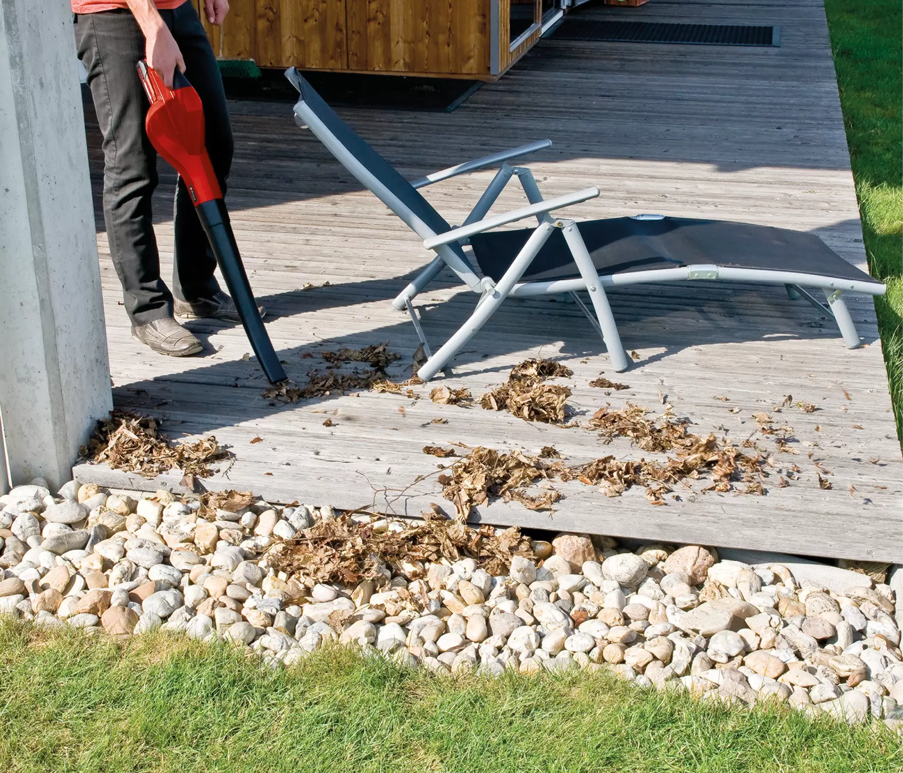 einhell-classic-cordless-leaf-blower-3433541-example_usage-001