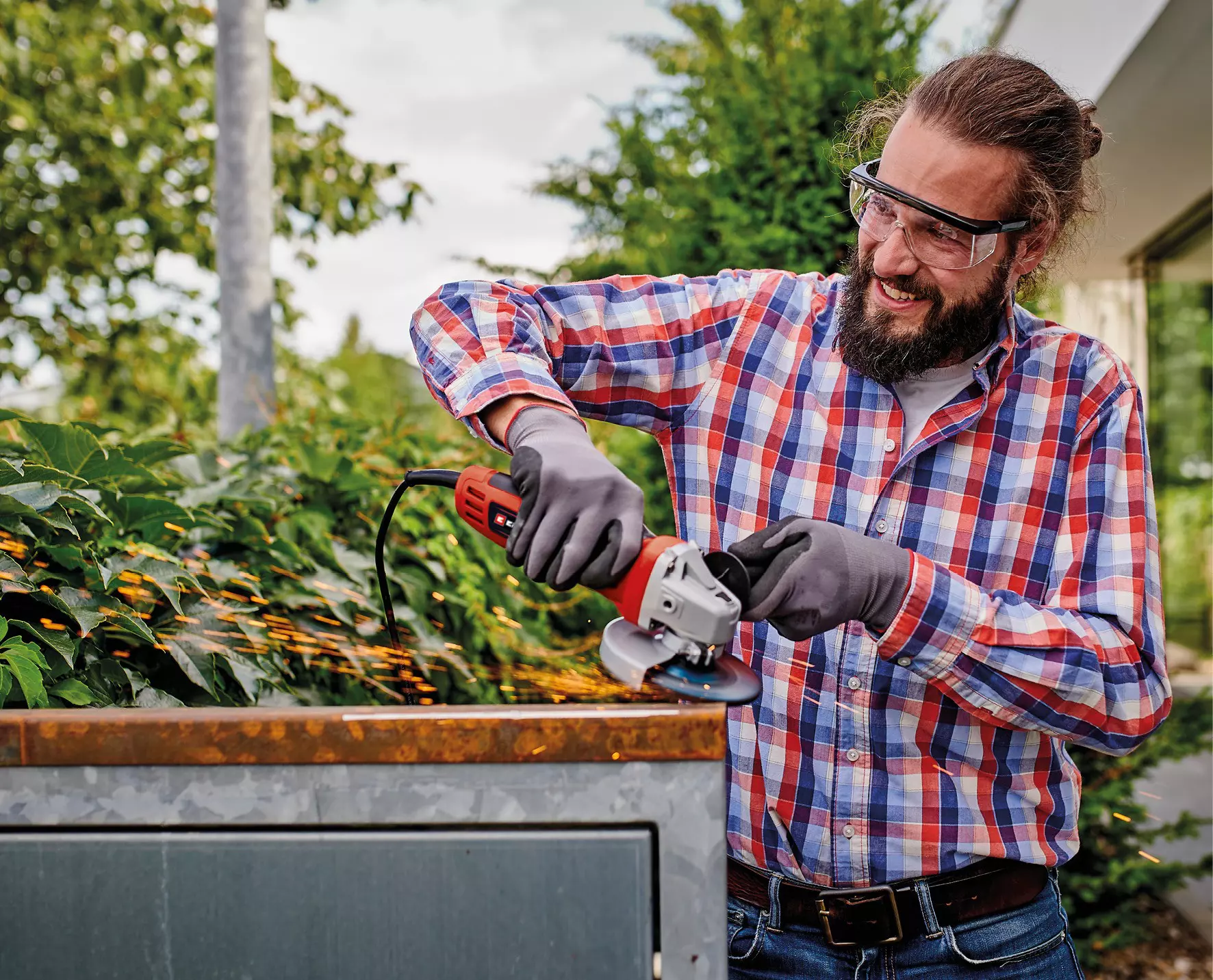 einhell-classic-angle-grinder-4430674-example_usage-001