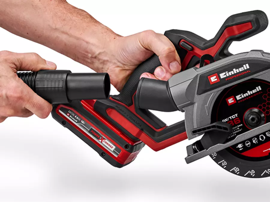 Die Einhell Akku-Handkreissäge TP-CS 18/136-C Li BL - Solo mit eingesetztem Absaugadapter.