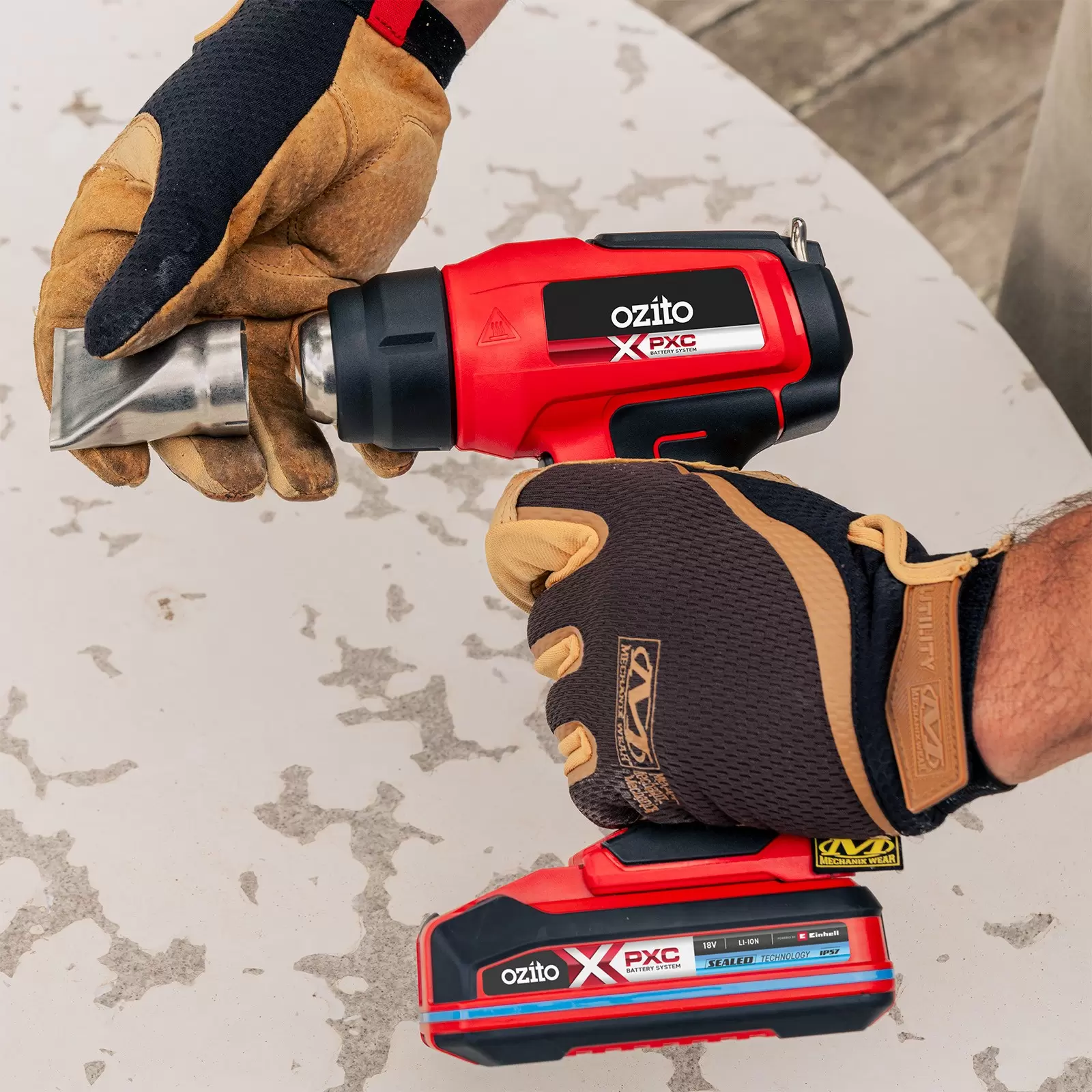 ozito-cordless-hot-air-gun-3001378-example_usage-105