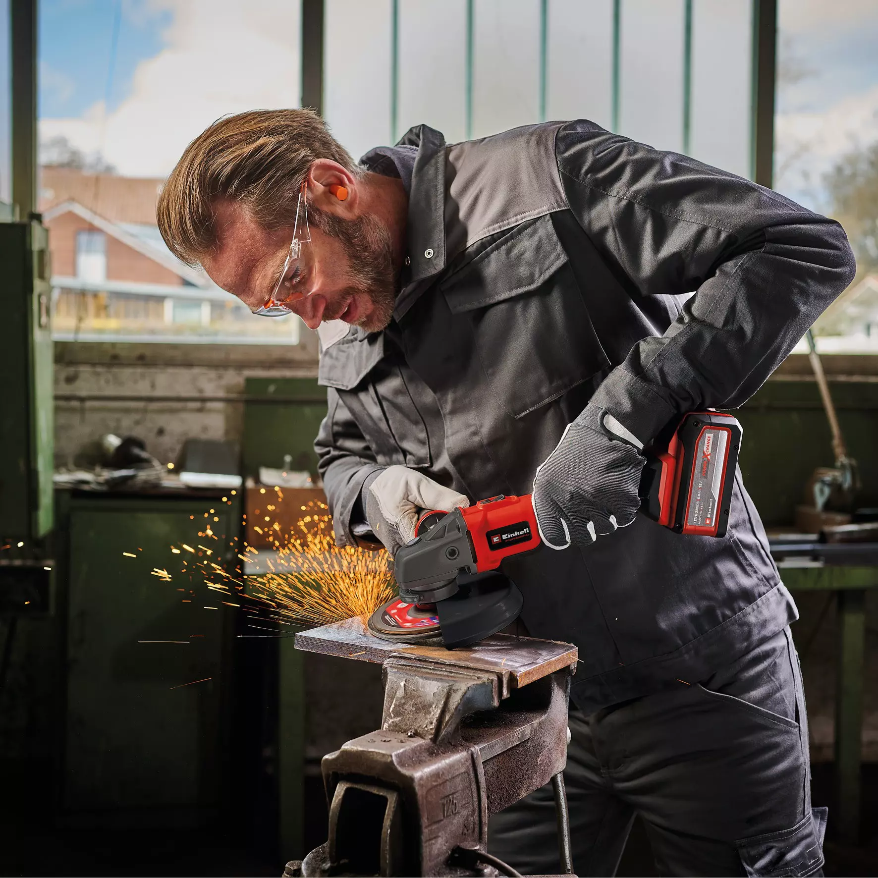 einhell-professional-cordless-angle-grinder-4431144-example_usage-001