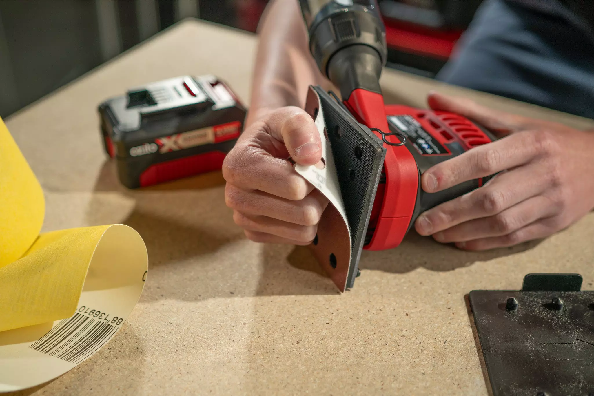 ozito-cordless-palm-sander-3001071-example_usage-103