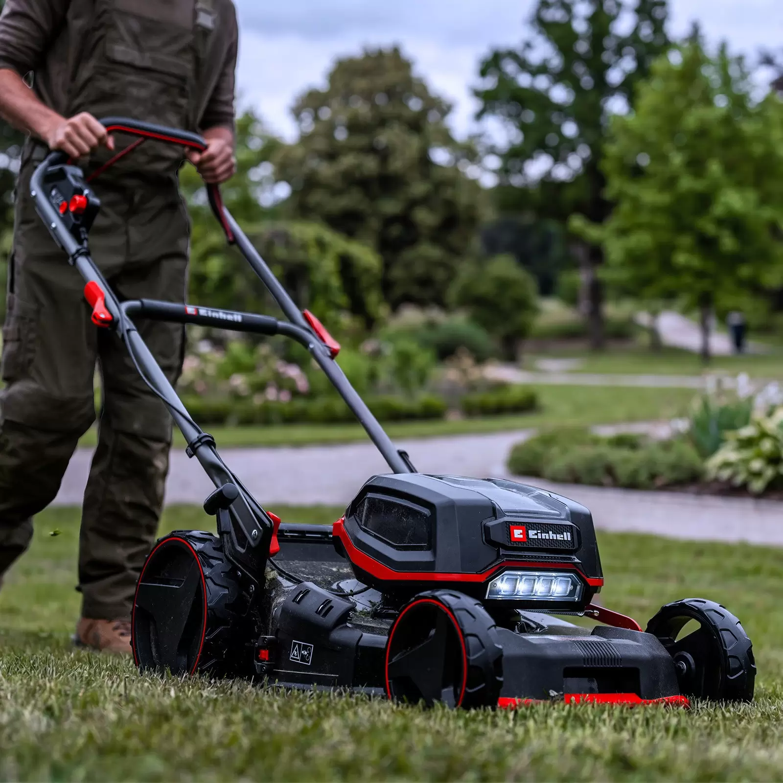 einhell-professional-cordless-lawn-mower-3001498-example_usage-001