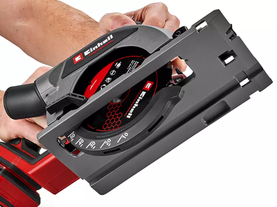 Seitenansicht der Einhell Akku-Handkreissäge TP-CS 18/136-C Li BL - Solo mit sichtbarem Sägetisch sowie Tiefen- und Winkelskala.