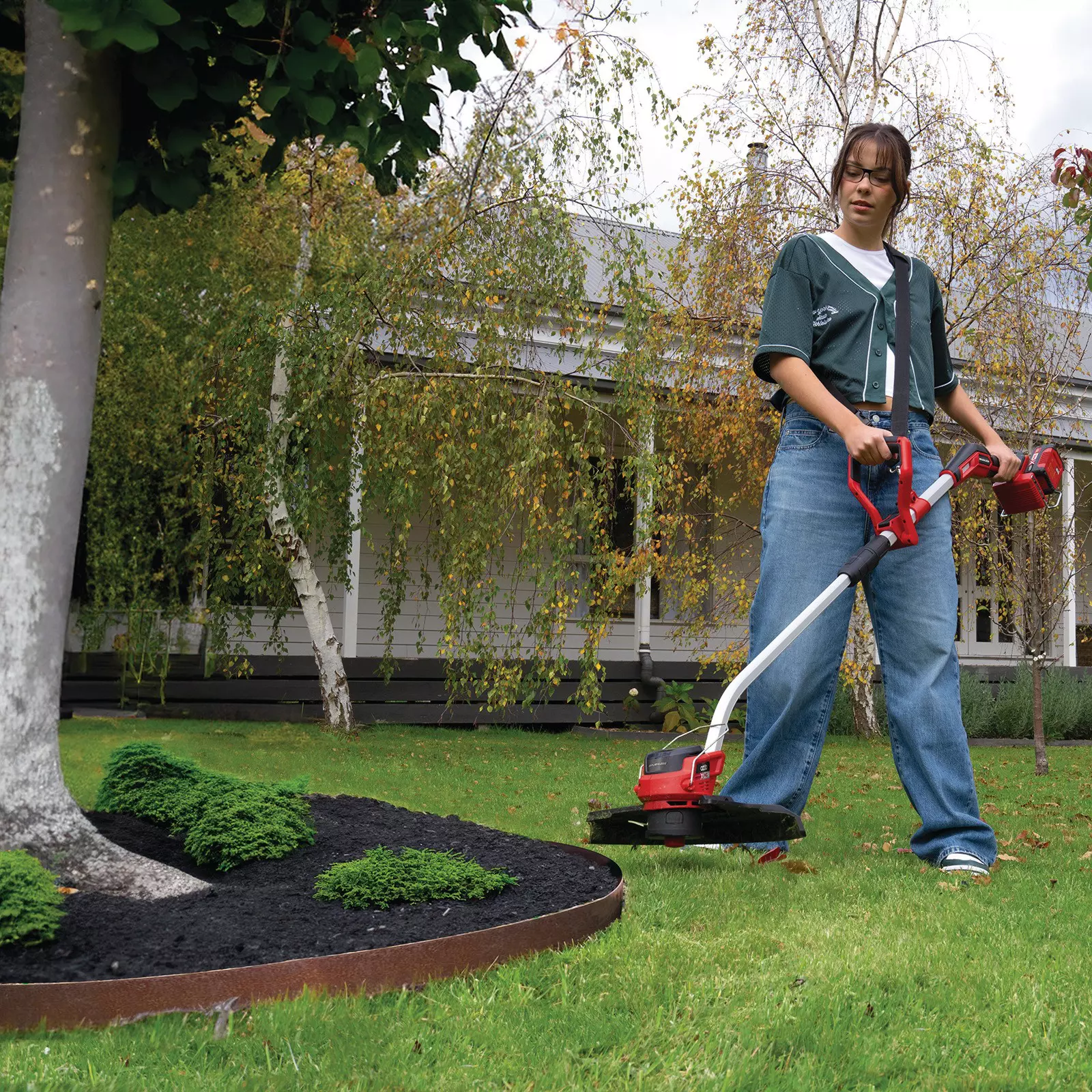 ozito-cordless-lawn-trimmer-3001366-example_usage-103
