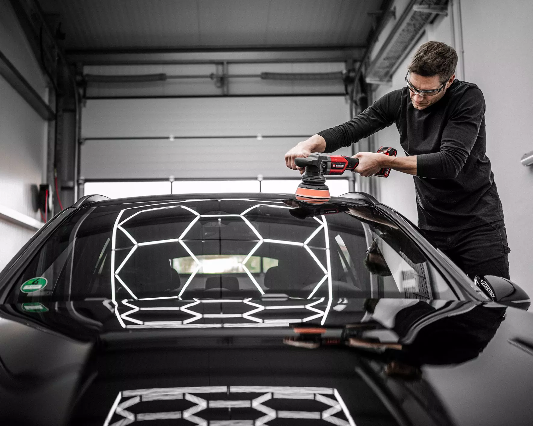 einhell-professional-cordless-eccentric-polisher-2093330-example_usage-001