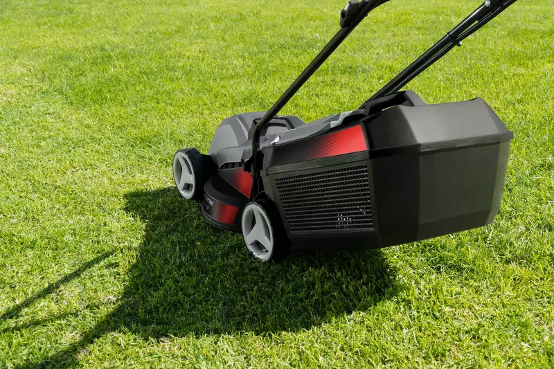 ozito-electric-lawn-mower-3000608-example_usage-102