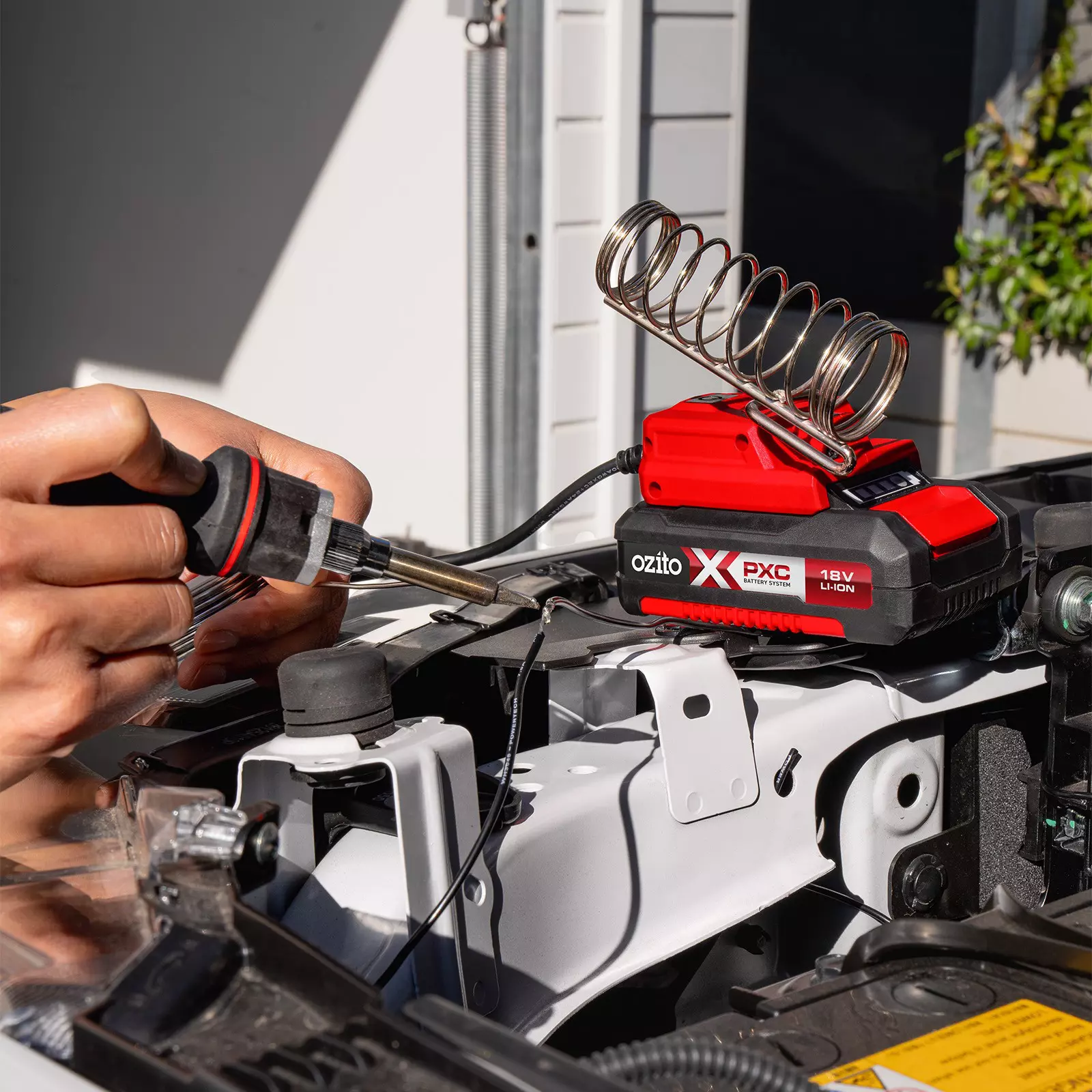 ozito-cordless-soldering-iron-3001114-example_usage-103