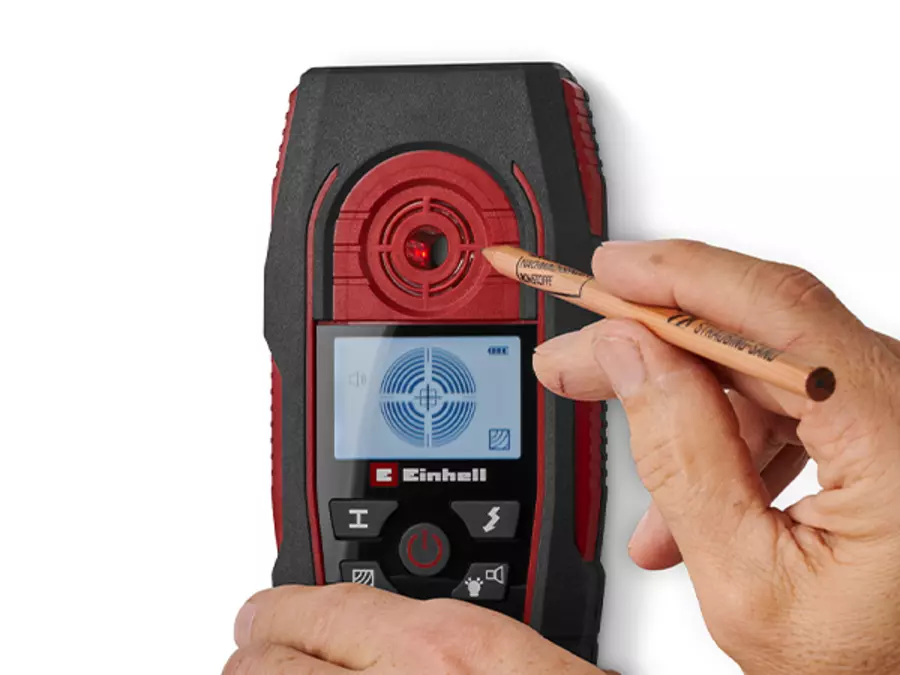 A person marks the position of the detected material indicated by the Einhell digital detecteTE-MD 80 with a pen.