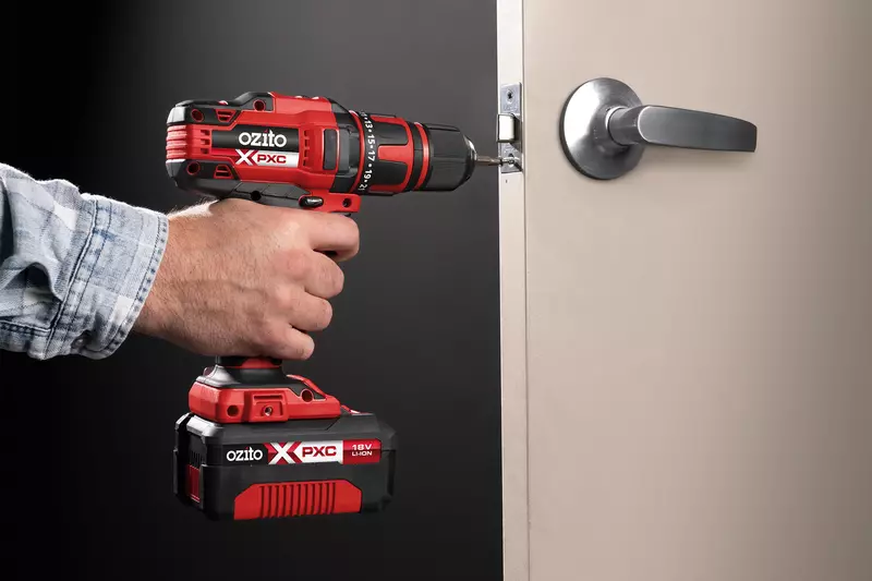 ozito-cordless-drill-3000755-example_usage-105