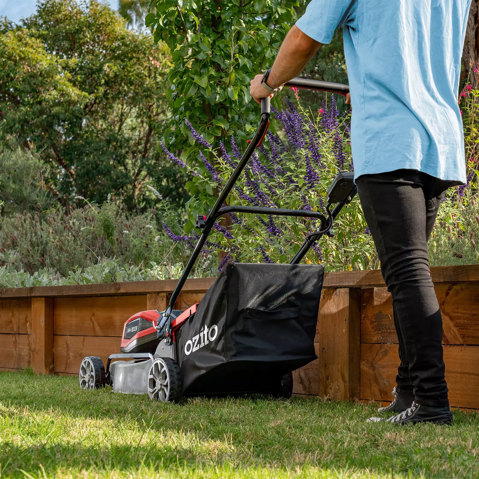 ozito-cordless-lawn-mower-3001208-example_usage-102