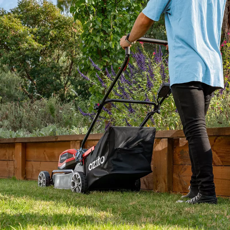 ozito-cordless-lawn-mower-3001208-example_usage-102