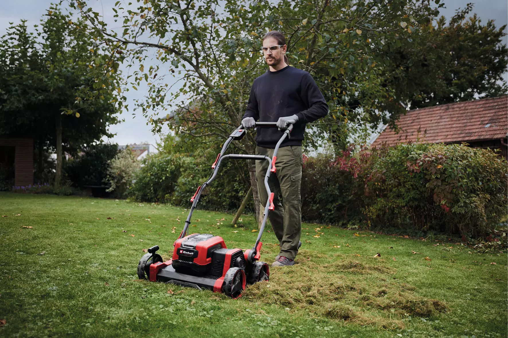 einhell-professional-cordless-scarifier-aerator-3420615-example_usage-001