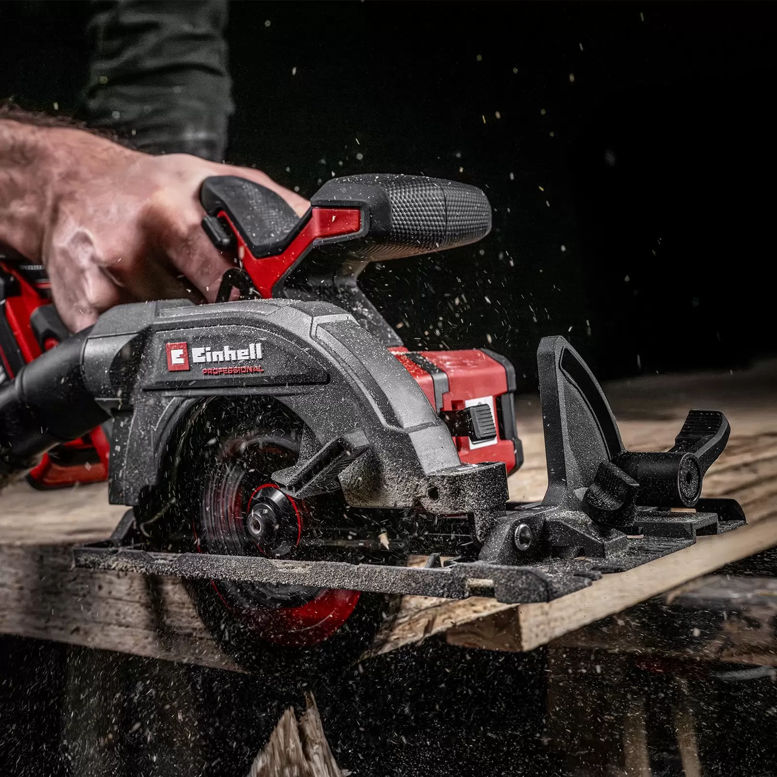 einhell-professional-cordless-circular-saw-3001415-example_usage-001