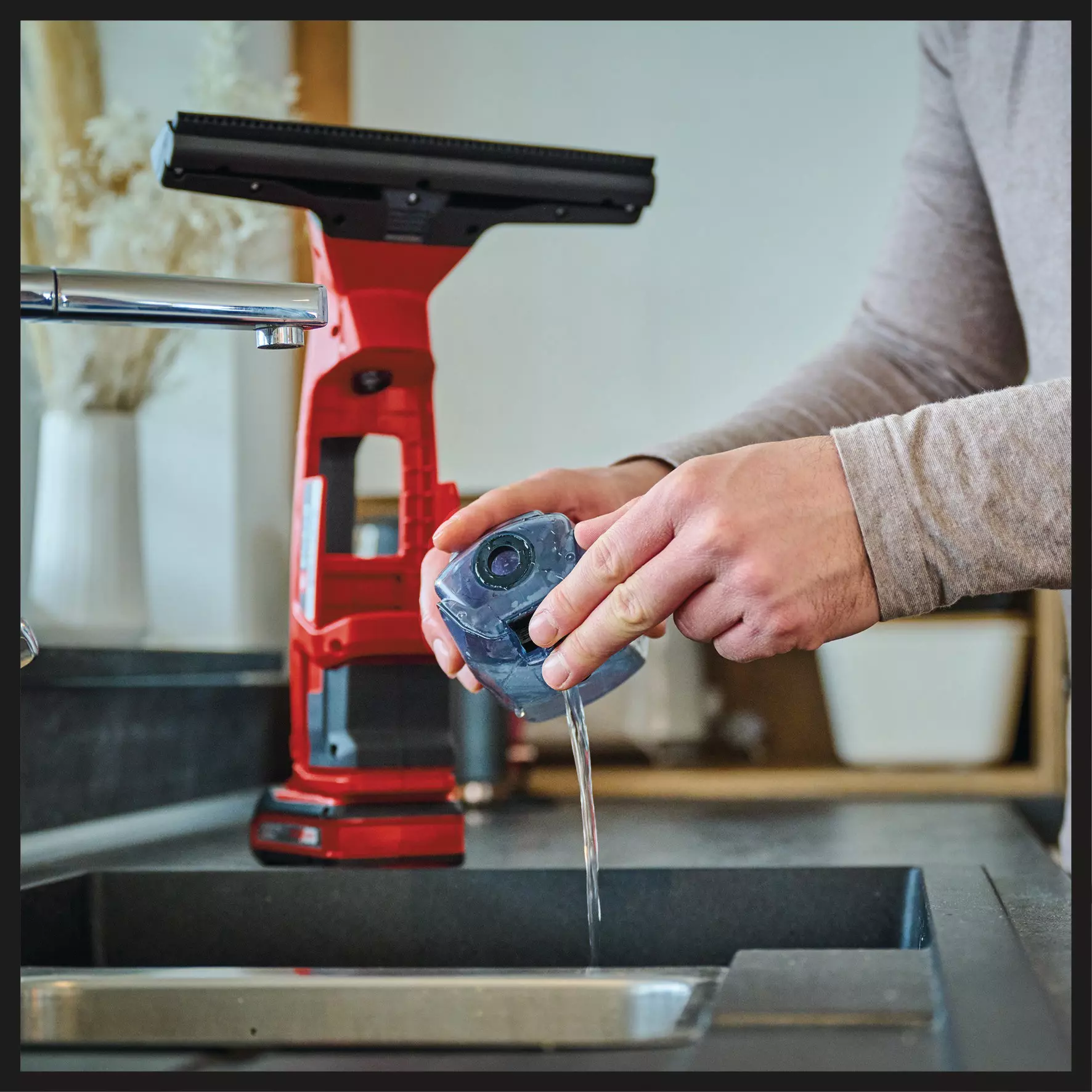 einhell-expert-cordless-window-cleaner-3437100-detail_image-103