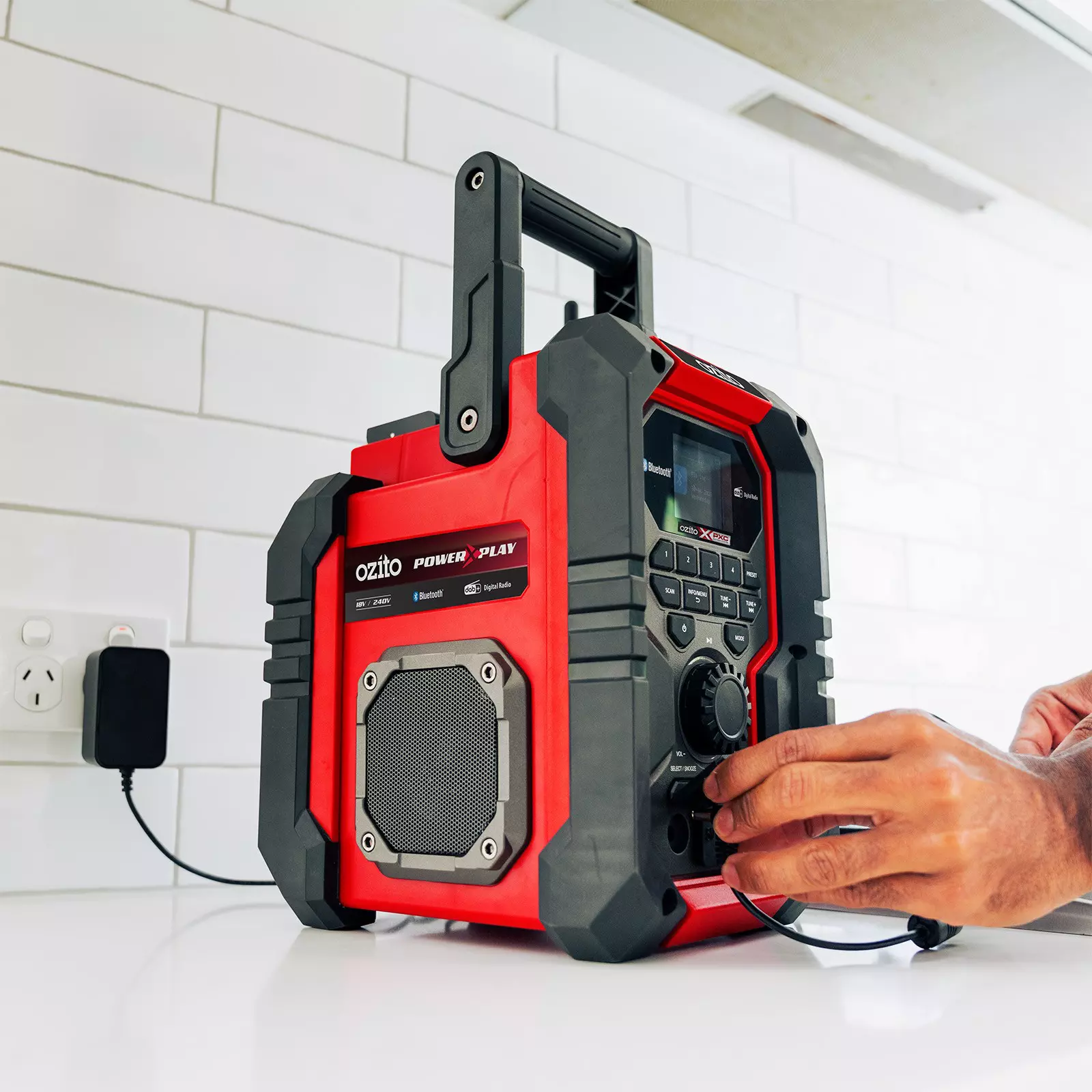 ozito-cordless-radio-3001296-example_usage-102